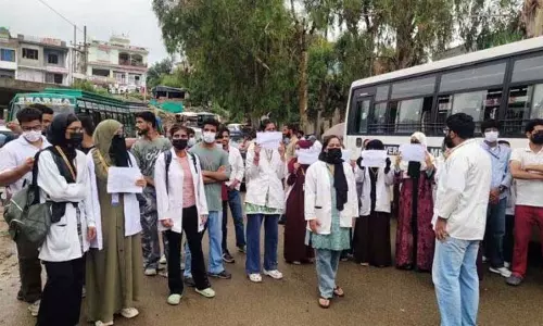 GMC राजौरी के पैरामेडिकल छात्रों का विरोध प्रदर्शन GMC राजौरी के पैरामेडिकल छात्रों का विरोध प्रदर्शन