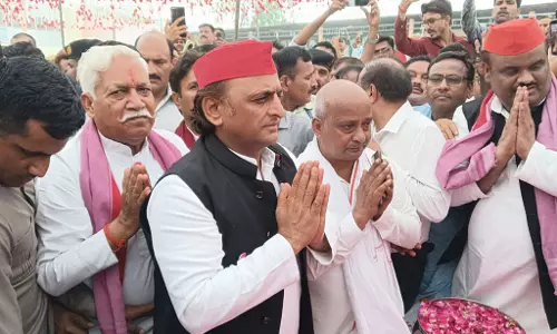 Farrukhabad: छोटे सिंह के अंत्येष्टि संस्कार में शामिल हुए अखिलेश यादव