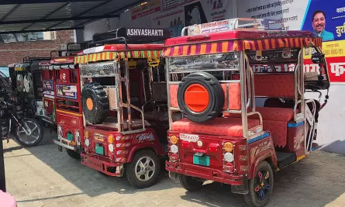 Farrukhabad: शहर की यातायात व्यवस्था पर बोझ बनते ई-रिक्शा