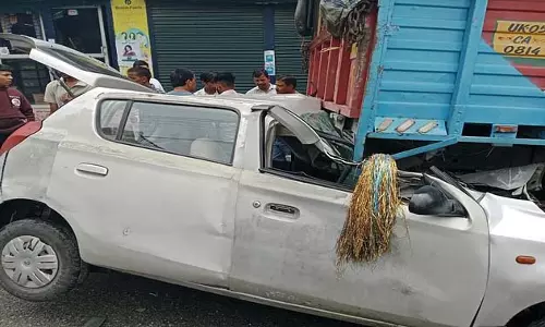 खड़े ट्रक से टकराई कार, हादसे में रोडवेज के रिटायर्ड कर्मी की जान गई खड़े ट्रक से टकराई कार, हादसे में रोडवेज के रिटायर्ड कर्मी की जान गई