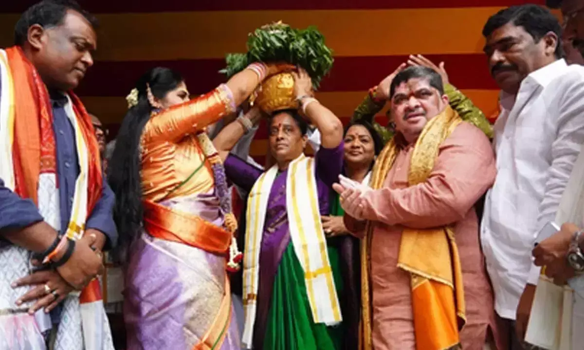 Telangana का बोनालु उत्सव धूमधाम के बीच शुरू हुआ Telangana का बोनालु उत्सव धूमधाम के बीच शुरू हुआ