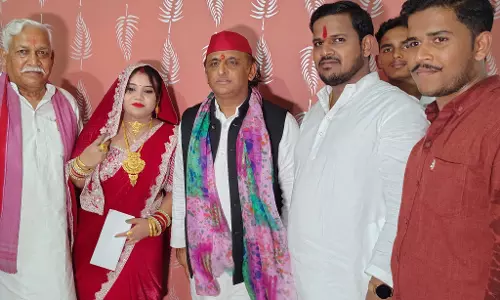 Farrukhabad: सपा प्रमुख ने जिलाध्यक्ष के घर पहुंचकर वर-वधू को शुभकामनाएं दीं