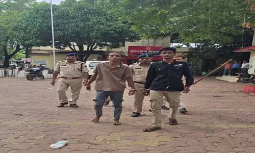 महिला का नहाते समय बनाया अश्लील वीडियो, पुलिस ने बदमाशों का निकाला जुलूस महिला का नहाते समय बनाया अश्लील वीडियो, पुलिस ने बदमाशों का निकाला जुलूस