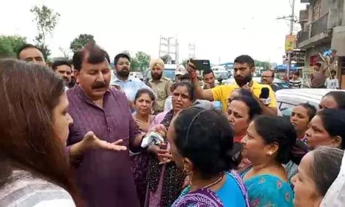 Jammu: भगवती नगर में जल संकट के खिलाफ निवासियों ने किया प्रदर्शन