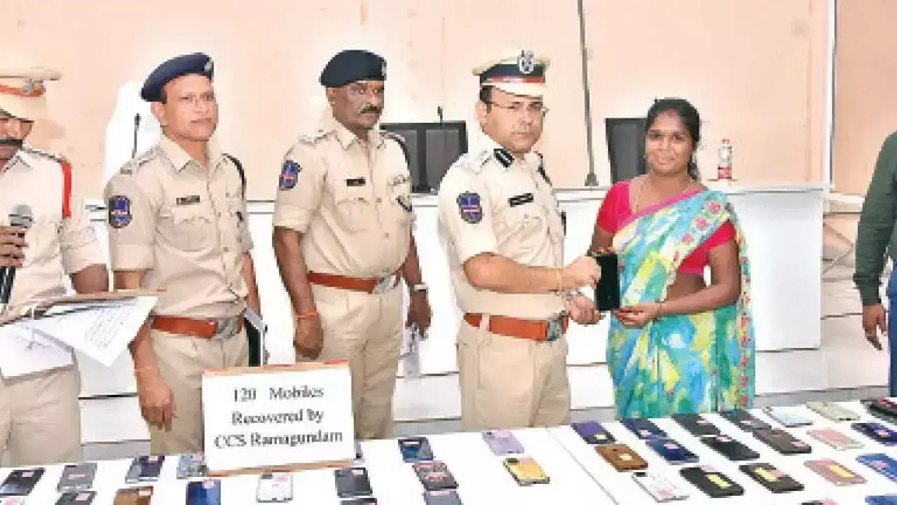 Telangana: पुलिस ने चोरी हुए और खोए हुए 120 फोन उनके मालिकों को लौटाए