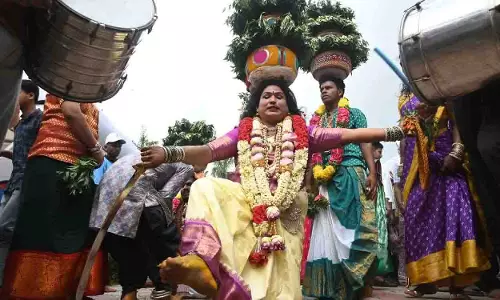 Golconda किले में बोनालु उत्सव के अनुष्ठानों के लिए भक्तों की भीड़ उमड़ी