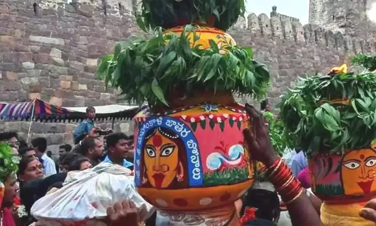 Telangana: हैदराबाद में गोलकोंडा बोनालु के अवसर पर भव्य समारोह आयोजित Telangana: हैदराबाद में गोलकोंडा बोनालु के अवसर पर भव्य समारोह आयोजित