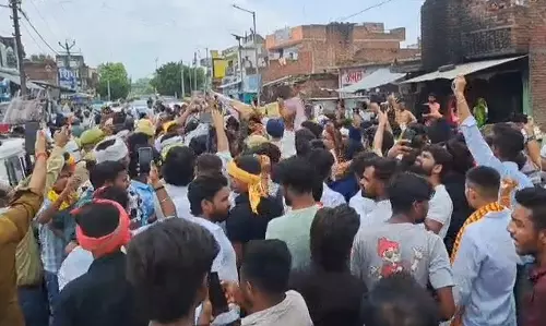 Etawah: थाने का घेराव कर यादव संगठन ने किया हंगामा Etawah: थाने का घेराव कर यादव संगठन ने किया हंगामा