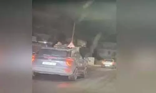 सड़क सुरक्षा पर सवाल, कार के सनरूफ से सार्वजनिक जगह पर अश्लील हरकतें