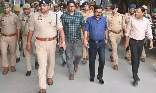 Bareilly: मोहर्रम से पहले डीएम-एसएसपी का फ्लैग मार्च, ताजियादारों की समस्याएं सुनीं