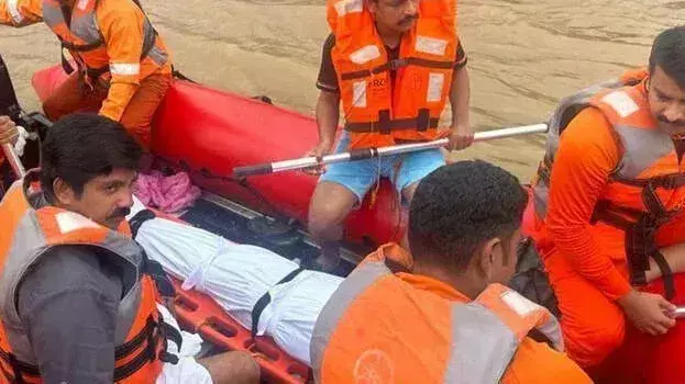 Kerala: नाव का इंजन खराब होने से आर्यदान शौकत और फायर फोर्स की टीम जंगल में फंसी