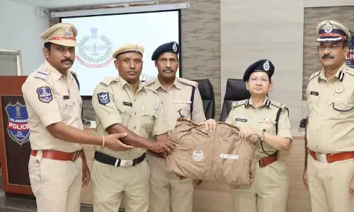 होमगार्डों को रेनकोट वितरित