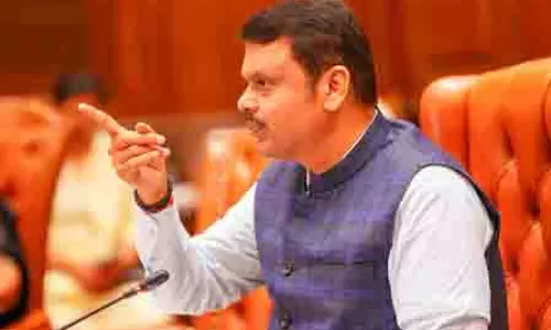Maharashtra CM ने अधिकारियों को तीन साल के भीतर परियोजनाएं पूरी करने का निर्देश दिया