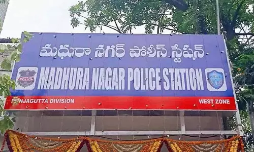 मेकअप आर्टिस्ट को बॉयफ्रेंड ने धोखा दिया मेकअप आर्टिस्ट को बॉयफ्रेंड ने धोखा दिया