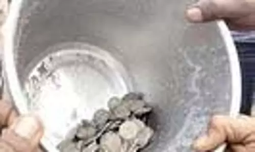 खुदाई में निकले मुगलकालीन चांदी के सिक्के, PM आवास परिवार में खुशी की लहर खुदाई में निकले मुगलकालीन चांदी के सिक्के, PM आवास परिवार में खुशी की लहर