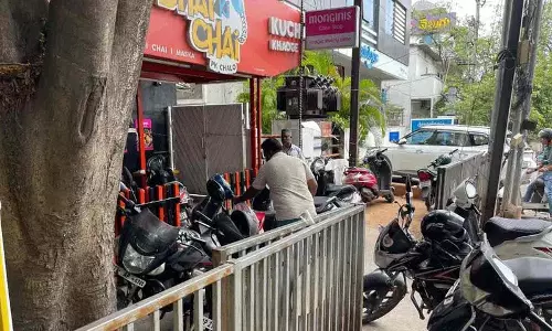 बलदिया के फुटपाथ निजी पार्किंग स्थल में तब्दील..! अधिकारियों को कोई परवाह नहीं बलदिया के फुटपाथ निजी पार्किंग स्थल में तब्दील..! अधिकारियों को कोई परवाह नहीं