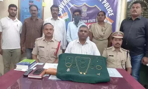 ट्रेन चोरी में शामिल व्यक्ति गिरफ्तार.. 20 लाख रुपये के सोने के आभूषण जब्त ट्रेन चोरी में शामिल व्यक्ति गिरफ्तार.. 20 लाख रुपये के सोने के आभूषण जब्त