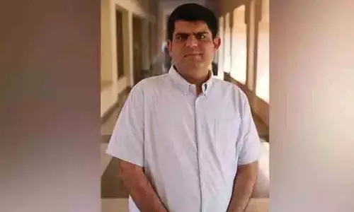 असिस्टेंट प्रोफेसर ने पत्नी के देखते ही बिल्डिंग से कूदकर आत्महत्या कर ली