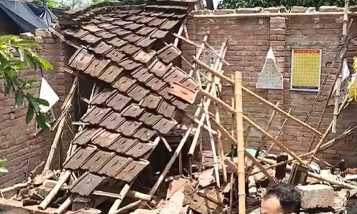 मुर्शिदाबाद में आईसीडीएस केंद्र की छत गिरने से हादसा