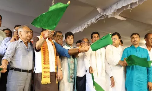 सिंधिया ने ग्वालियर-बेंगलुरु एक्सप्रेस को दिखाई हरी झंडी, CM व रेल मंत्री रहे वर्चुअली मौजूद सिंधिया ने ग्वालियर-बेंगलुरु एक्सप्रेस को दिखाई हरी झंडी, CM व रेल मंत्री रहे वर्चुअली मौजूद