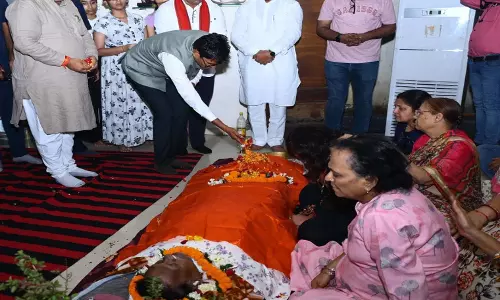 वित्त मंत्री ओपी चौधरी ने पद्मश्री डॉ. सुरेंद्र दुबे को दी श्रद्धांजलि वित्त मंत्री ओपी चौधरी ने पद्मश्री डॉ. सुरेंद्र दुबे को दी श्रद्धांजलि