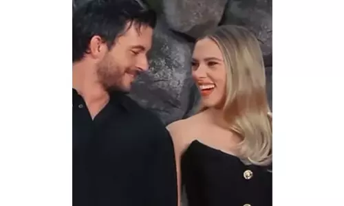 Scarlett Johansson ने जोनाथन बेली के साथ वायरल रेड कार्पेट किस पर दी प्रतिक्रिया