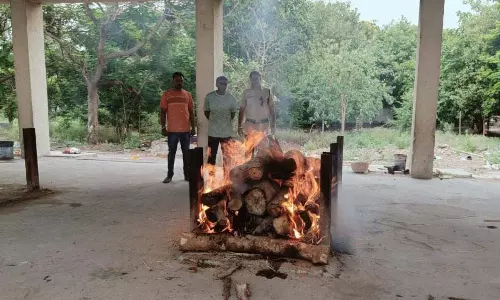 किशोर पैकरा का अंतिम संस्कार पुलिस ने कराया, परिवार ने दिखाया मुंह मोड़ा किशोर पैकरा का अंतिम संस्कार पुलिस ने कराया, परिवार ने दिखाया मुंह मोड़ा