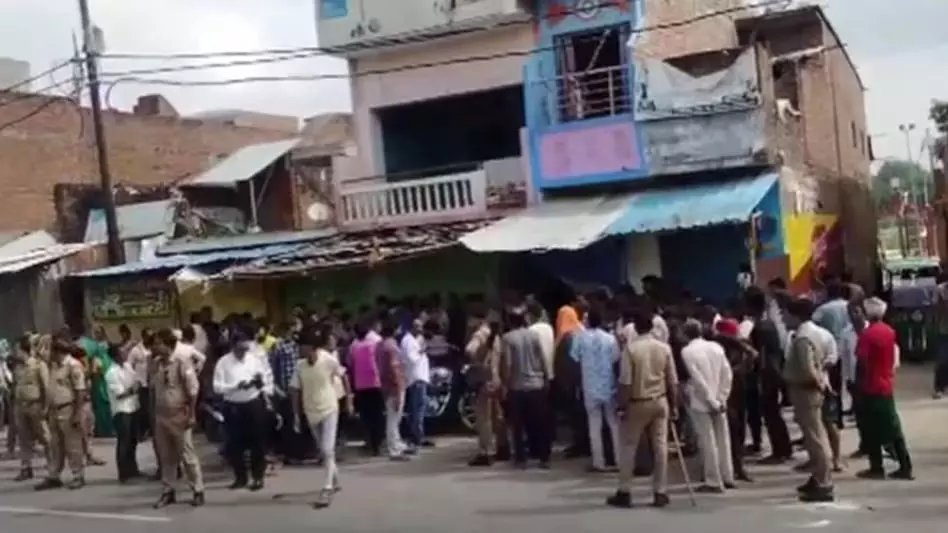 दुकानदार ने सामूहिक सुसाइड किया, जहर खाने का अंदेशा दुकानदार ने सामूहिक सुसाइड किया, जहर खाने का अंदेशा