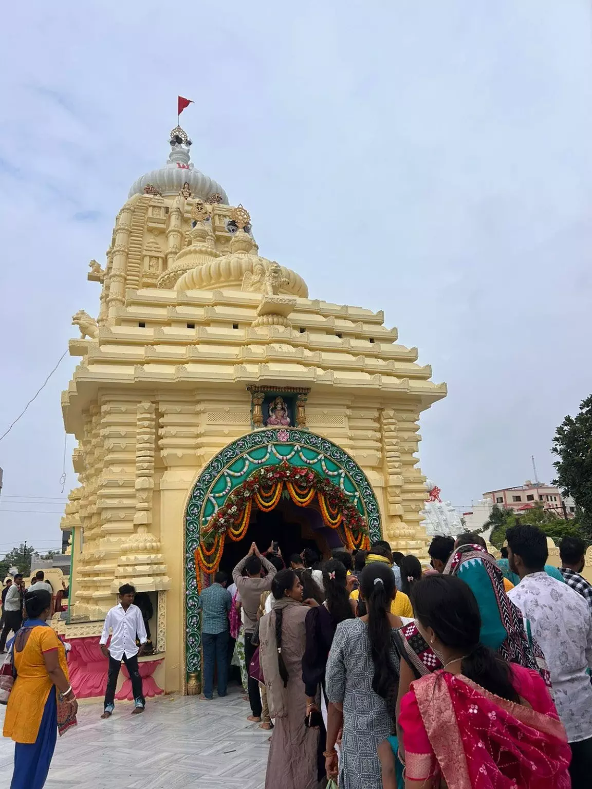 रायपुर जगन्नाथ मंदिर में उमड़ी भीड़, CM साय कुछ देर में पहुंचेंगे रायपुर जगन्नाथ मंदिर में उमड़ी भीड़, CM साय कुछ देर में पहुंचेंगे