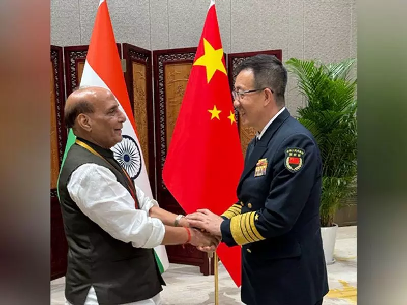 राजनाथ सिंह ने चीनी समकक्ष से मुलाकात, दोनों देशों पर सकारात्मक गति बनाए रखने की जिम्मेदारी राजनाथ सिंह ने चीनी समकक्ष से मुलाकात, दोनों देशों पर सकारात्मक गति बनाए रखने की जिम्मेदारी
