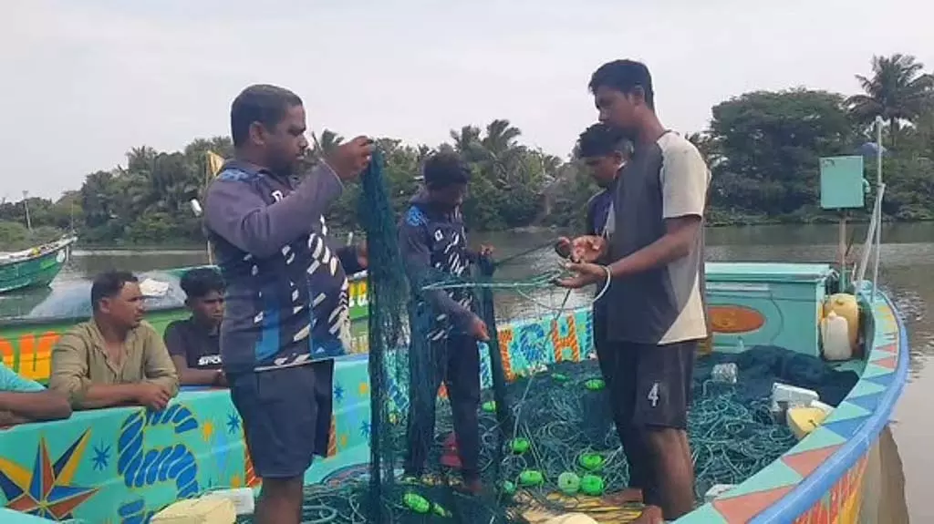 Tamil Nadu : श्रीलंकाई समुद्री डाकुओं ने चेरुधुर के मछुआरों पर हमला किया Tamil Nadu : श्रीलंकाई समुद्री डाकुओं ने चेरुधुर के मछुआरों पर हमला किया