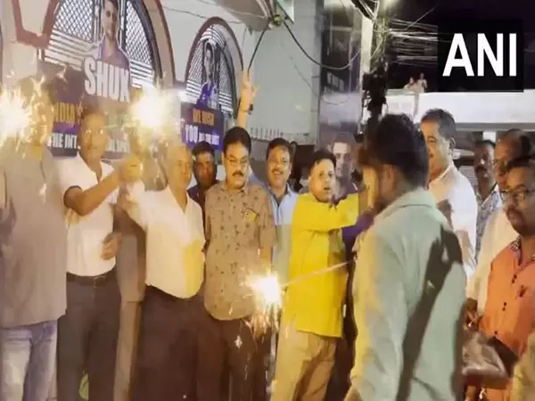 ग्रुप कैप्टन Shubhanshu Shukla के परिवार ने ऐतिहासिक एक्सिओम-4 मिशन की सफलता का जश्न मनाया ग्रुप कैप्टन Shubhanshu Shukla के परिवार ने ऐतिहासिक एक्सिओम-4 मिशन की सफलता का जश्न मनाया