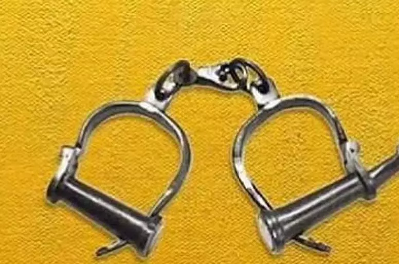 महिला इंजीनियर से बलात्कार: जूता व्यापारी का बेटा गिरफ्तार महिला इंजीनियर से बलात्कार: जूता व्यापारी का बेटा गिरफ्तार