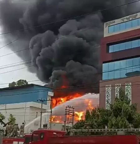 केमिकल कंपनी में लगी भीषण आग, दमकल की 12 गाड़ियां पहुंची घटनास्थल केमिकल कंपनी में लगी भीषण आग, दमकल की 12 गाड़ियां पहुंची घटनास्थल