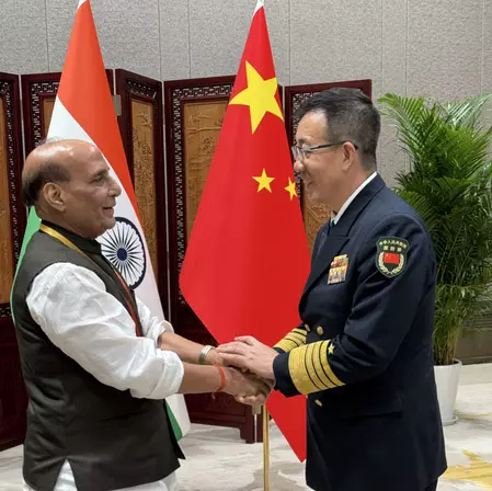 राजनाथ सिंह ने चीनी रक्षा मंत्री से मुलाकात की, कहा- दोनों पक्षों को सकारात्मक गति बनाए रखनी चाहिए राजनाथ सिंह ने चीनी रक्षा मंत्री से मुलाकात की, कहा- दोनों पक्षों को सकारात्मक गति बनाए रखनी चाहिए