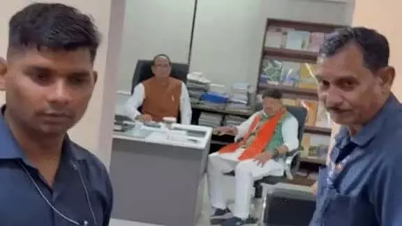 शिवराज-कैलाश की अंदर मुलाकात के दौरान राज्य मंत्री को बाहर इंतजार करना पड़ा शिवराज-कैलाश की अंदर मुलाकात के दौरान राज्य मंत्री को बाहर इंतजार करना पड़ा