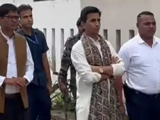 रायपुर पहुंचे कवि कुमार विश्वास पद्मश्री डॉ. सुरेंद्र दुबे के अंतिम यात्रा में हुए शामिल रायपुर पहुंचे कवि कुमार विश्वास पद्मश्री डॉ. सुरेंद्र दुबे के अंतिम यात्रा में हुए शामिल