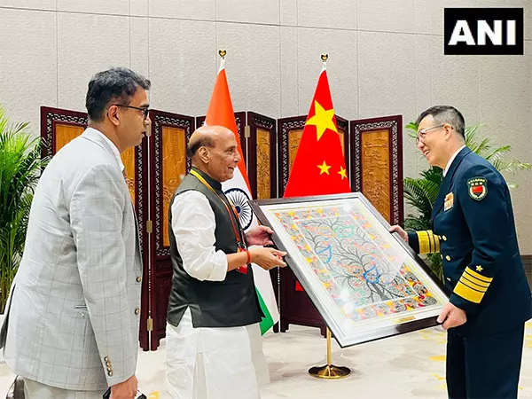 Rajnath Singh ने चीनी समकक्ष डॉन जून को बिहार की मधुबनी पेंटिंग भेंट की Rajnath Singh ने चीनी समकक्ष डॉन जून को बिहार की मधुबनी पेंटिंग भेंट की