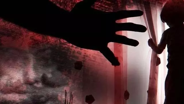 Bhopal : पूल पार्टी में 15 साल की लड़की को 20 हजार में बेचा गया, कई लोगों ने किया बलात्कार Bhopal : पूल पार्टी में 15 साल की लड़की को 20 हजार में बेचा गया, कई लोगों ने किया बलात्कार