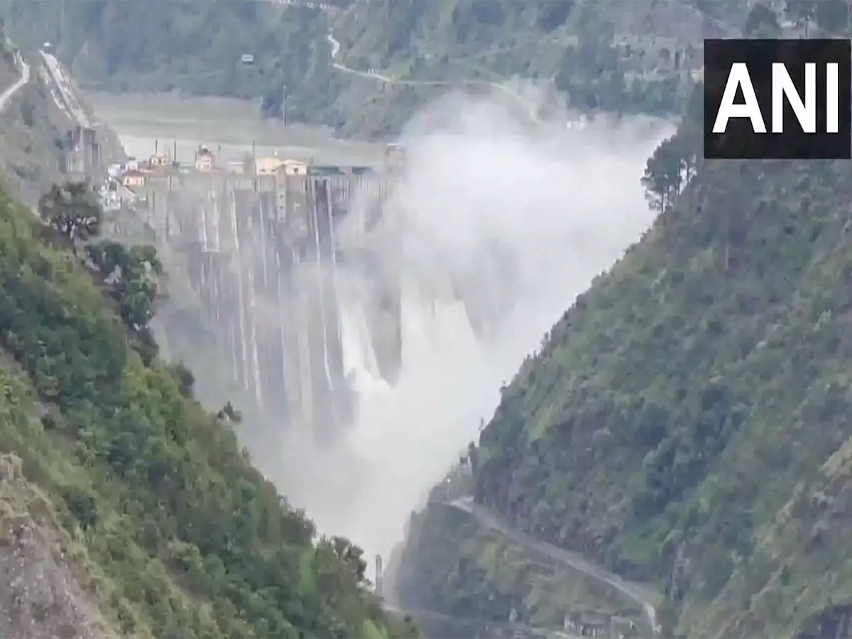 भारी बारिश के कारण चिनाब नदी उफान पर, Doda में कई लोगों के हताहत होने की खबर भारी बारिश के कारण चिनाब नदी उफान पर, Doda में कई लोगों के हताहत होने की खबर