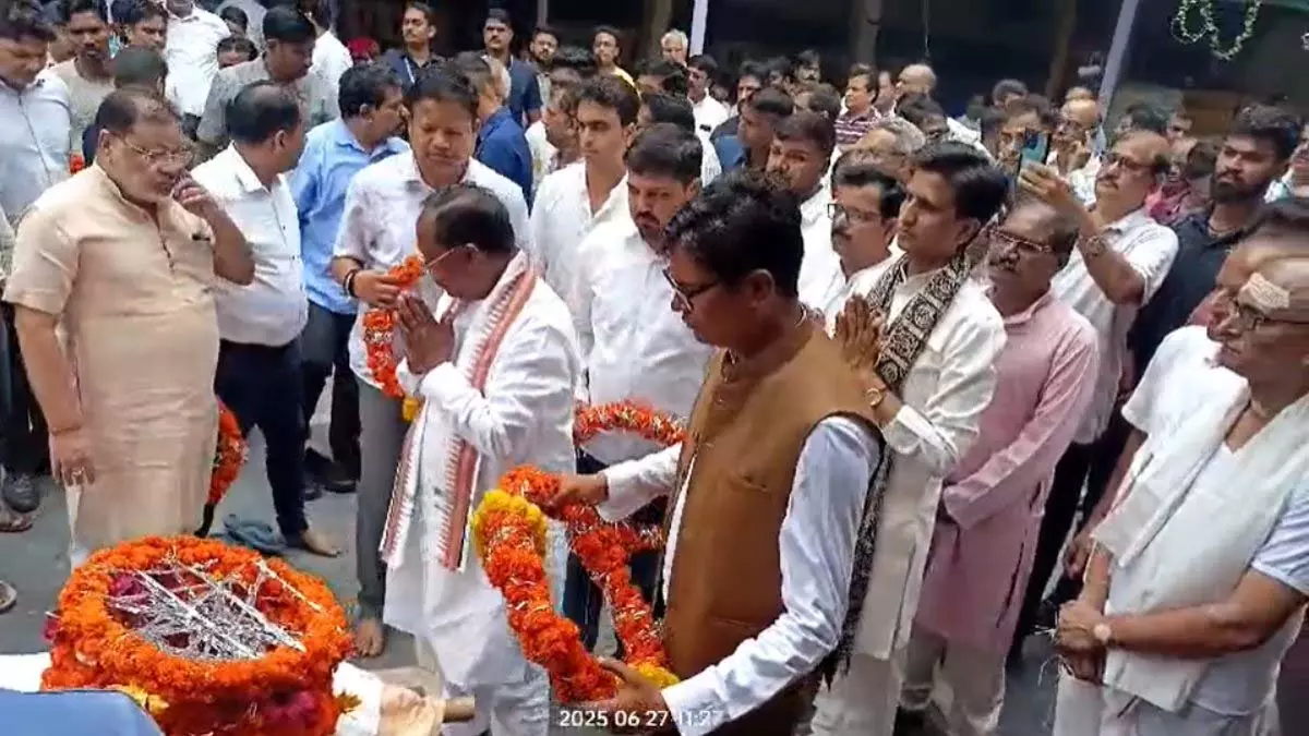 हास्य कवि डॉ. सुरेंद्र दुबे का अंतिम संस्कार किया गया हास्य कवि डॉ. सुरेंद्र दुबे का अंतिम संस्कार किया गया