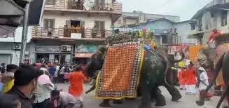 Ahmedabad: जगन्नाथ रथ यात्रा के दौरान हाथी बेकाबू हुआ, भागने लगे लोग Ahmedabad: जगन्नाथ रथ यात्रा के दौरान हाथी बेकाबू हुआ, भागने लगे लोग