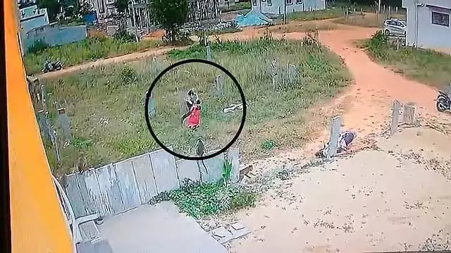 Kolar : बदमाशों ने दिनदहाड़े महिला से लूट का प्रयास किया Kolar : बदमाशों ने दिनदहाड़े महिला से लूट का प्रयास किया