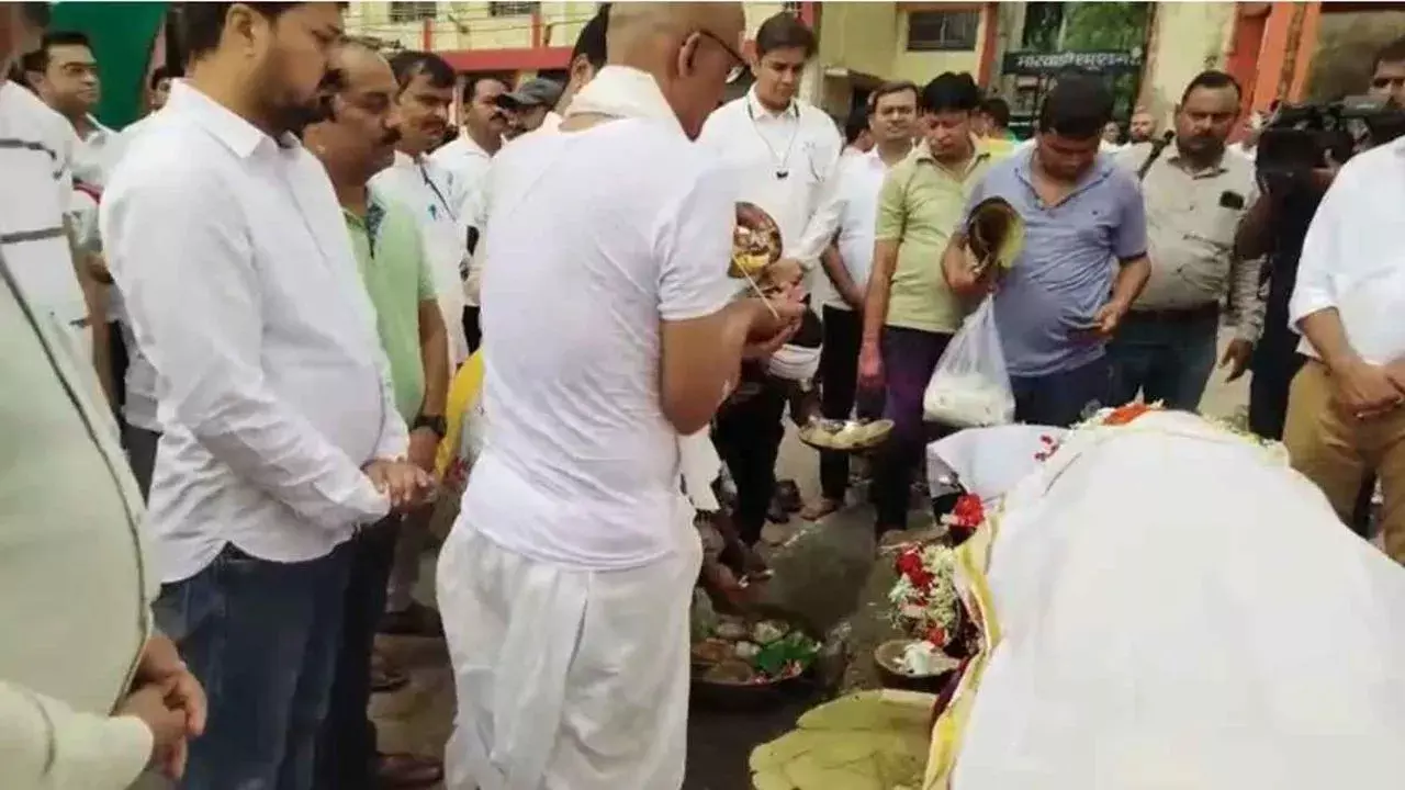 अभिषेक दुबे ने कवि पिता सुरेंद्र दुबे को दी मुखाग्नि अभिषेक दुबे ने कवि पिता सुरेंद्र दुबे को दी मुखाग्नि