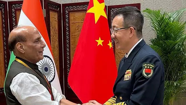 राजनाथ सिंह ने क़िंगदाओ में चीनी रक्षा मंत्री से की मुलाकात राजनाथ सिंह ने क़िंगदाओ में चीनी रक्षा मंत्री से की मुलाकात