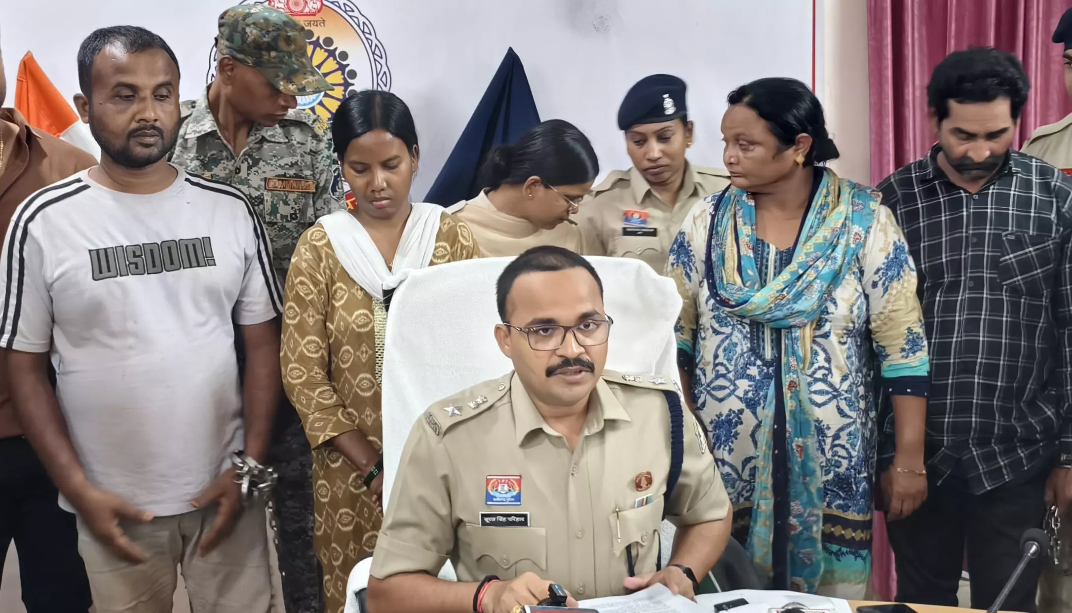 7 मंदिरों में चोरी करने वाले गिरफ्तार, वारदात को अंजाम दे रहे थे दो कपल 7 मंदिरों में चोरी करने वाले गिरफ्तार, वारदात को अंजाम दे रहे थे दो कपल