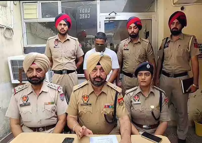 Punjab: फर्जी कनाडाई ऑफर लेटर रैकेट का सरगना गिरफ्तार, 7 दिन की रिमांड पर Punjab: फर्जी कनाडाई ऑफर लेटर रैकेट का सरगना गिरफ्तार, 7 दिन की रिमांड पर