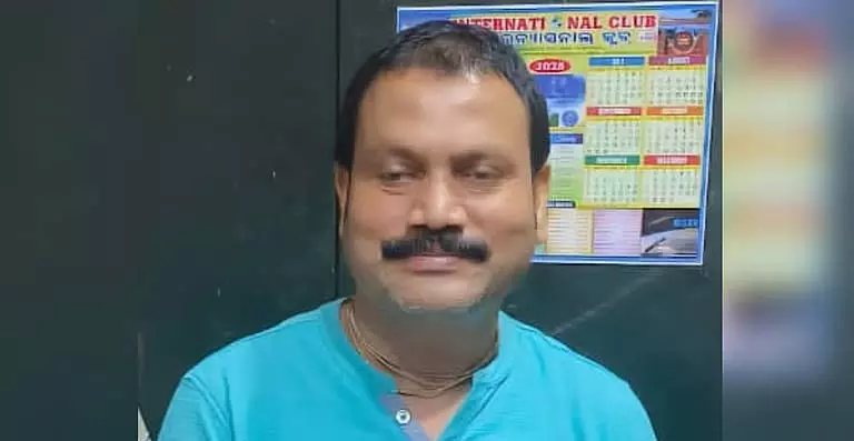 Odisha: व्यापारी से 4 करोड़ रुपये ठगने के आरोप में फर्जी बाबा गिरफ्तार Odisha: व्यापारी से 4 करोड़ रुपये ठगने के आरोप में फर्जी बाबा गिरफ्तार