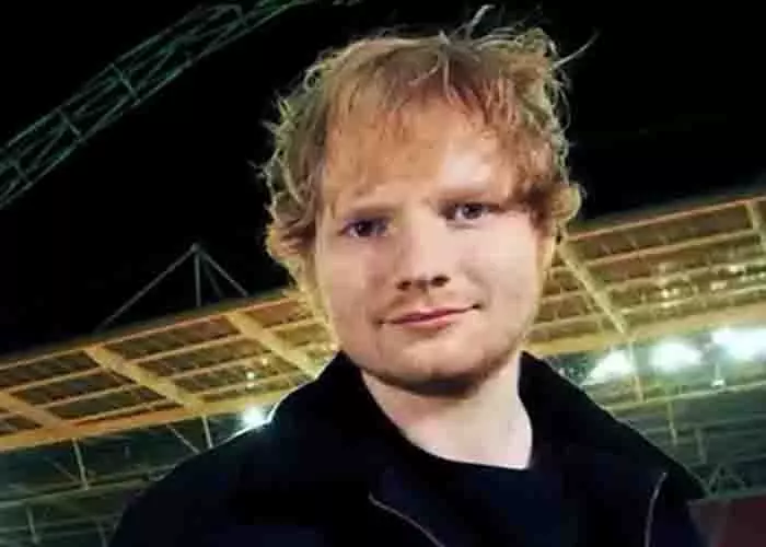 Ed Sheeran ने अपने प्रशंसकों के सामने अपनी सादी सफ़ेद टी-शर्ट की अलमारी को मज़ेदार तरीके से दिखाया Ed Sheeran ने अपने प्रशंसकों के सामने अपनी सादी सफ़ेद टी-शर्ट की अलमारी को मज़ेदार तरीके से दिखाया