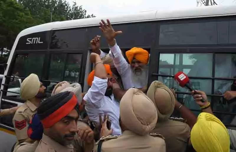 बिक्रम मजीठिया को प्रारंभिक जांच के बिना गिरफ्तार किया गया: Shiromani Akali Dal बिक्रम मजीठिया को प्रारंभिक जांच के बिना गिरफ्तार किया गया: Shiromani Akali Dal